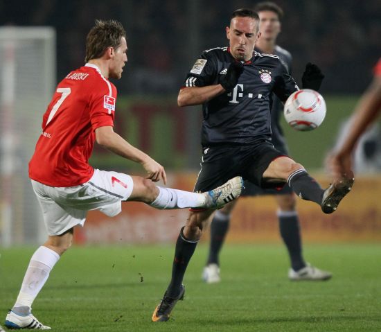 助球員因壓 助球員因壓